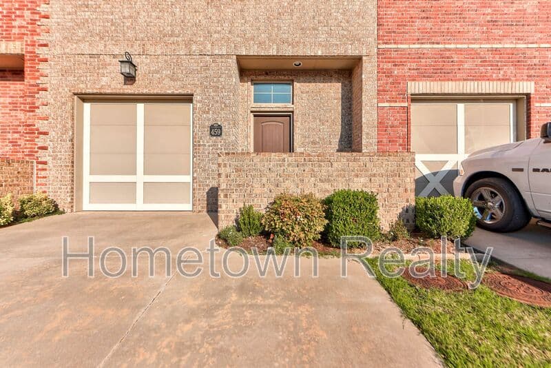 Edmond Townhome: 459 S Fretz Avenue