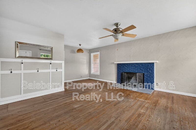 River Oaks House: 4833 Black Oak Lane
