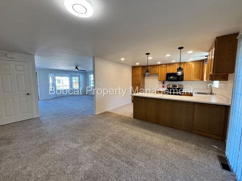 Carson City House: 707 Armory Ln