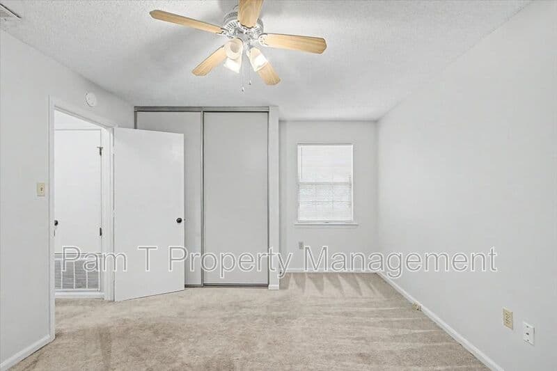 Savannah Townhome: 128 Fox Chase Road