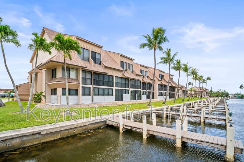 Fort Myers Beach House: 894 Buttonwood Dr