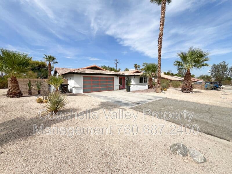 Palm Springs House: 372 W Dominguez Rd