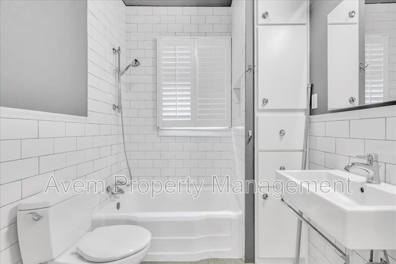 Portland House: 3431 SE Caruthers St