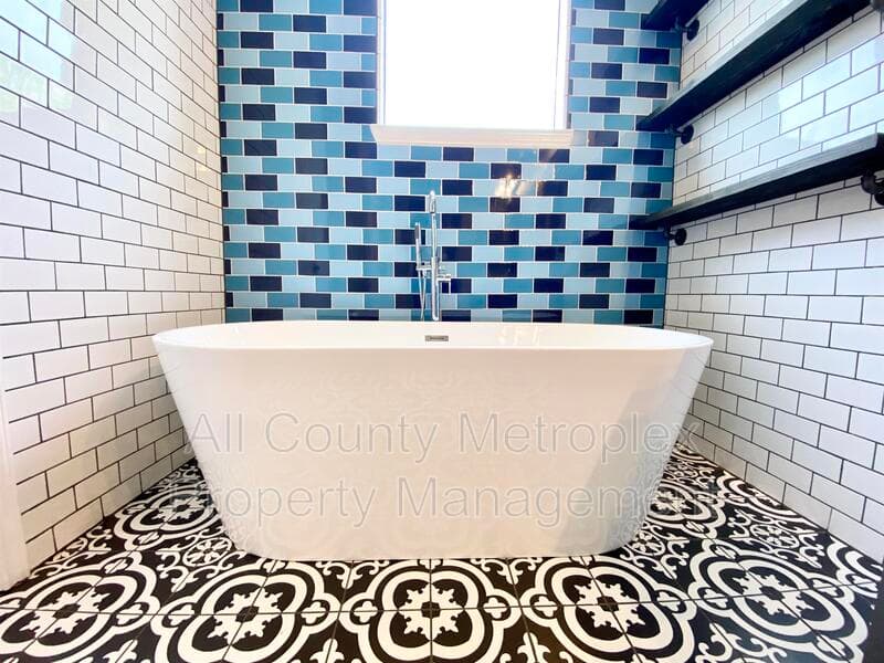 Dallas House: 1430 Pecos St