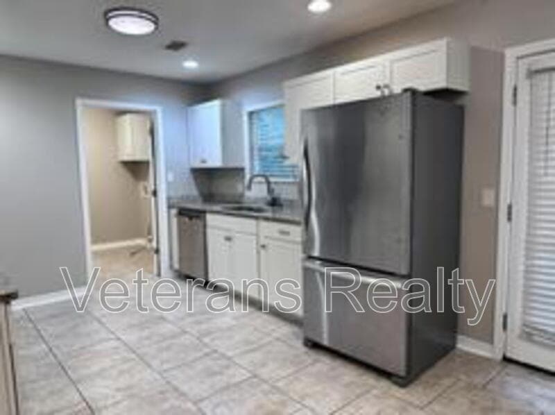 Long Beach House: 113 Alverado Dr