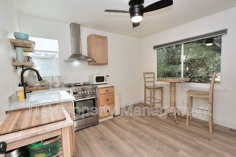 Fair Oaks House: 6906 Pin Oak Court