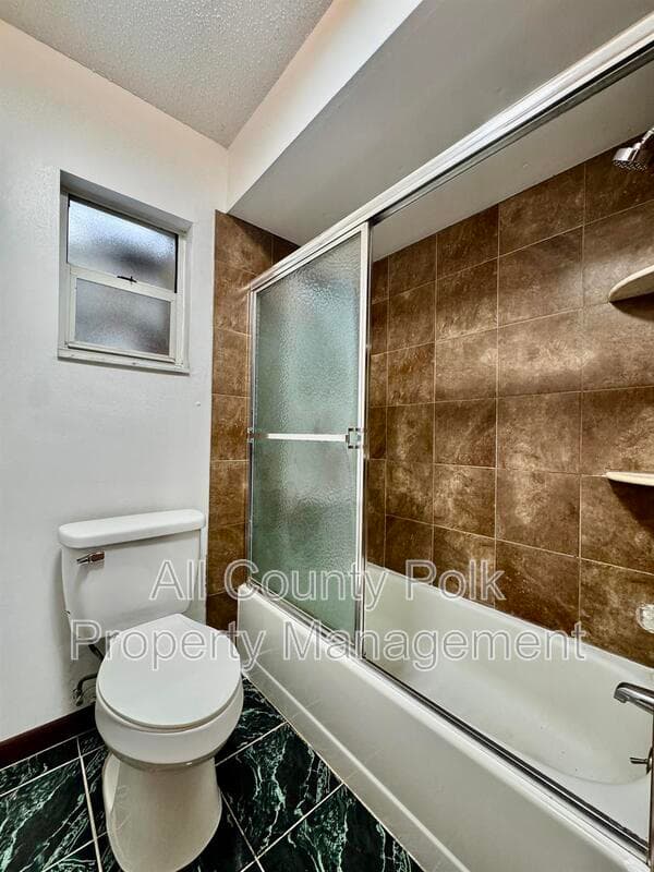 Lakeland House: 3919 Lehman Ct