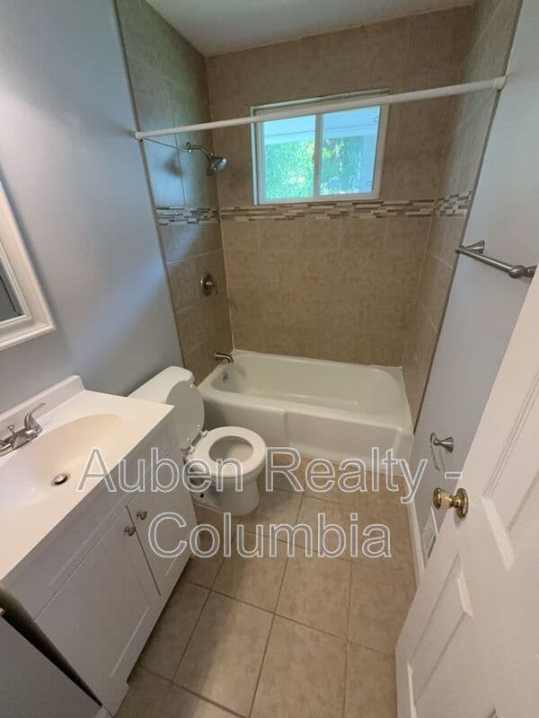 Columbia House: 1032 Lancaster St