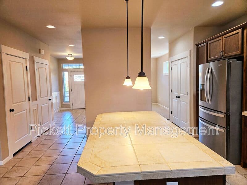 Poulsbo House: 2614 NE Noll Valley Loop