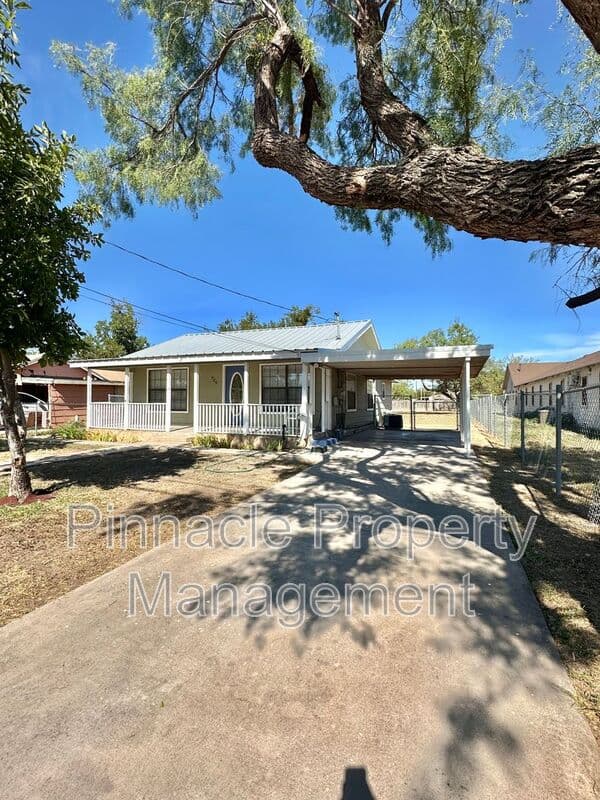 San Angelo House: 726 Rust St