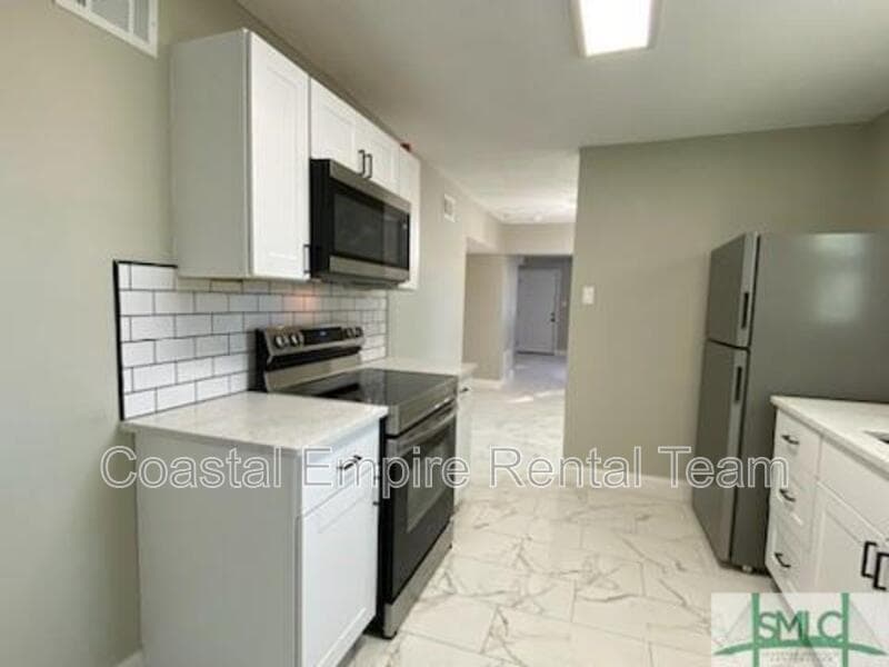 Savannah Condo: 1000 West 53rd Street - Lower Unit