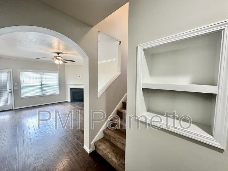 Elgin House: 423 Easy Goer Ct