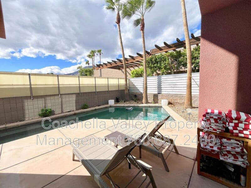 Palm Springs House: 353 Cheryl Dr