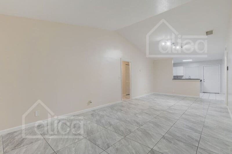 Riviera Beach House: 742 W 6th St