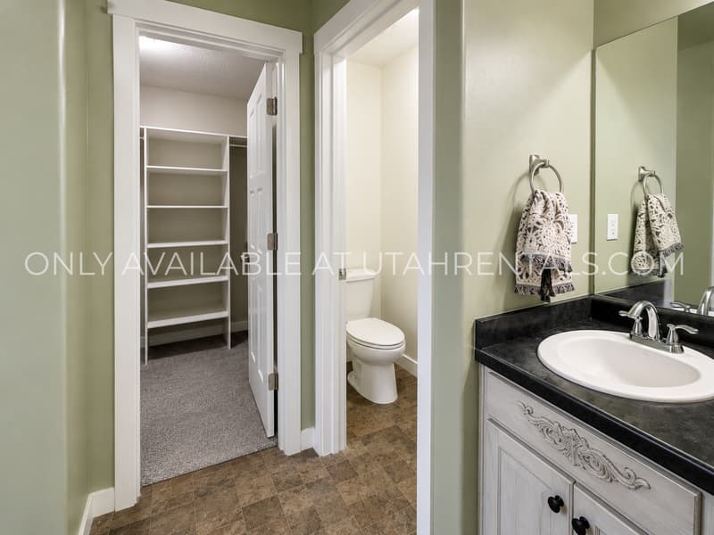 Saratoga Springs House: 267 W Willow Creek Dr