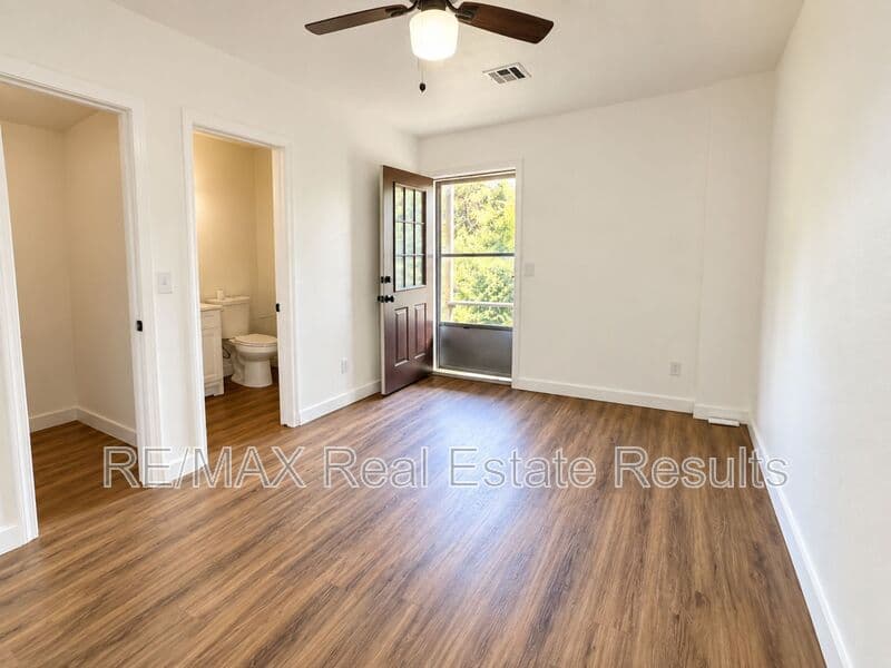 Gravette Condo: 210 White Oak Dr NE