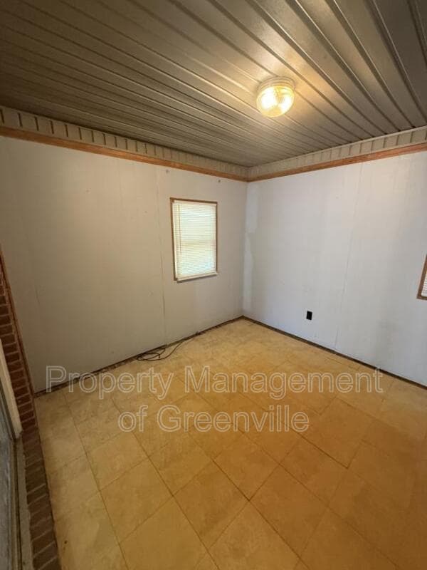 Simpsonville House: 1210 NE Main St