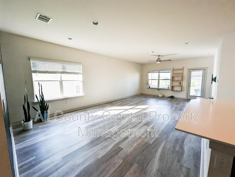 Austin House: 8204 City Top Blvd