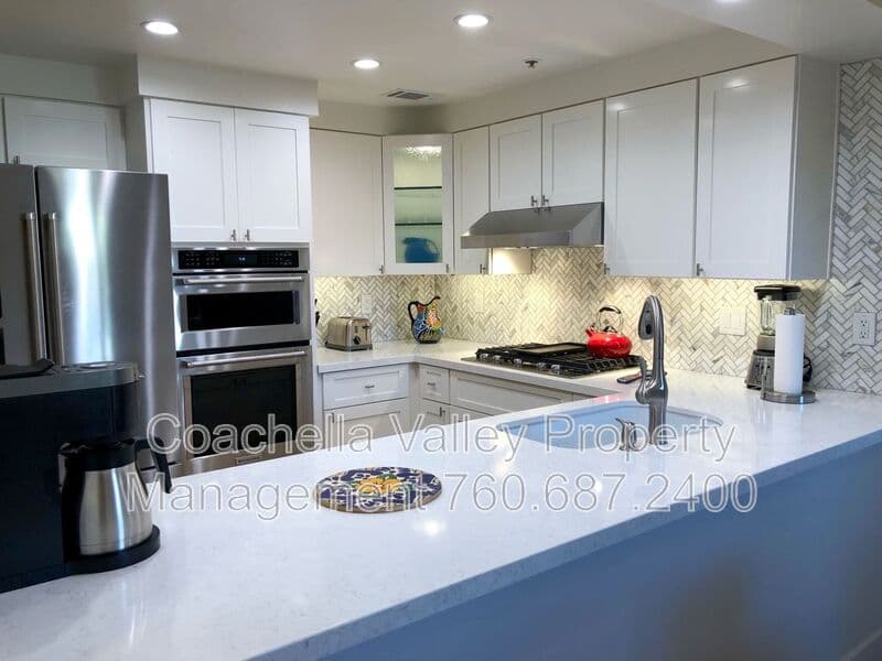 Palm Springs House: 999 Village Square South