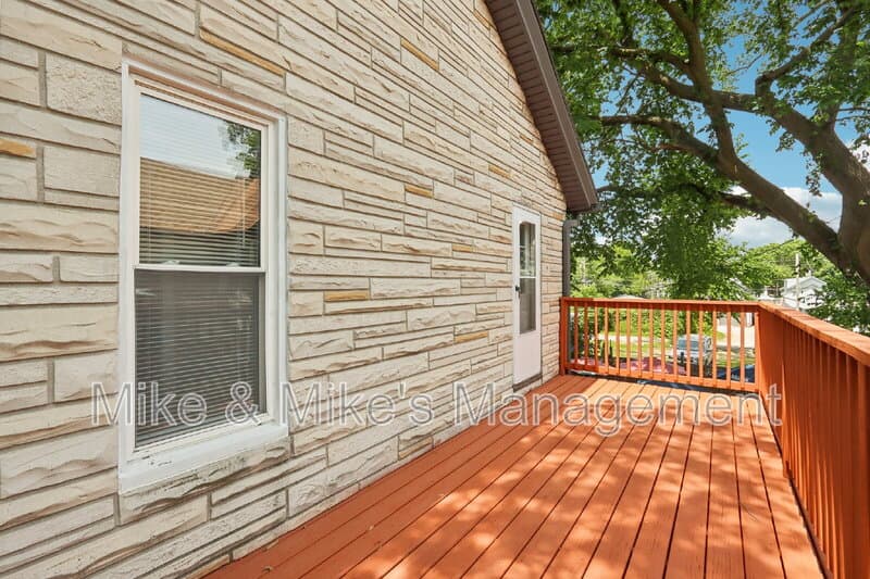 Milwaukee Condo: 506 E Linus St Uppr REAR