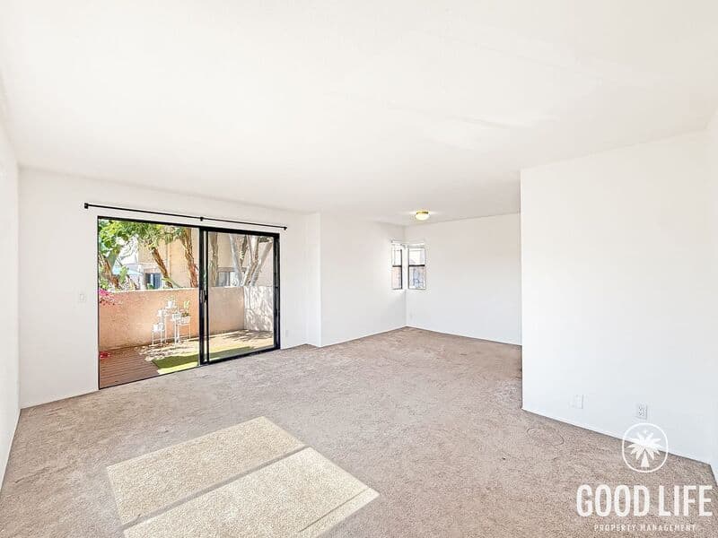 La Jolla Condo: 8310 Via Sonoma