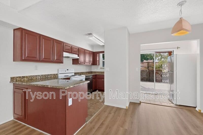 Albuquerque House: 10008 Del Chaparral Ct NE