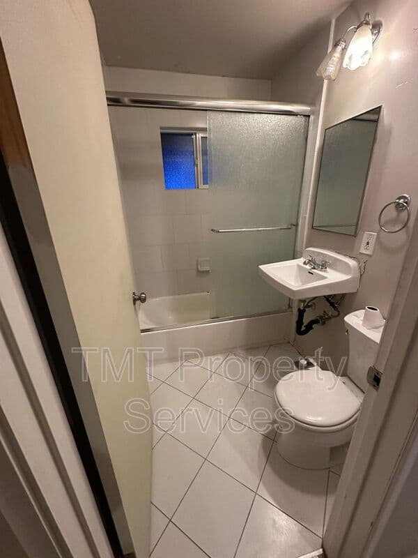 Sacramento Condo: 1615 W. St.