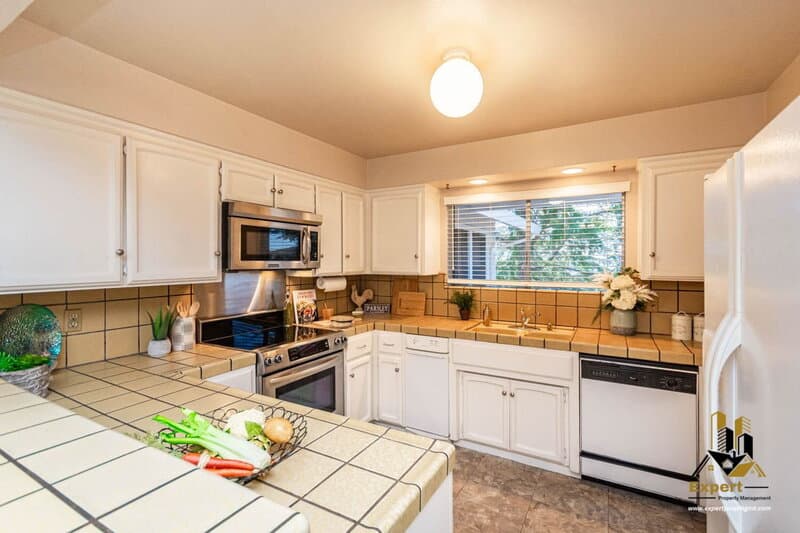 Newcastle House: 1811 Oak Terrace