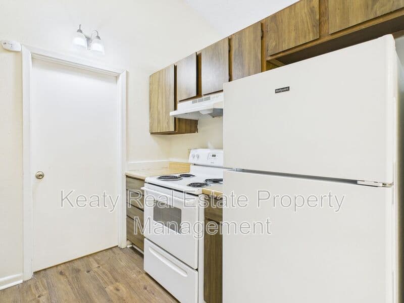 Lafayette House: 809-1 Fox Run Avenue