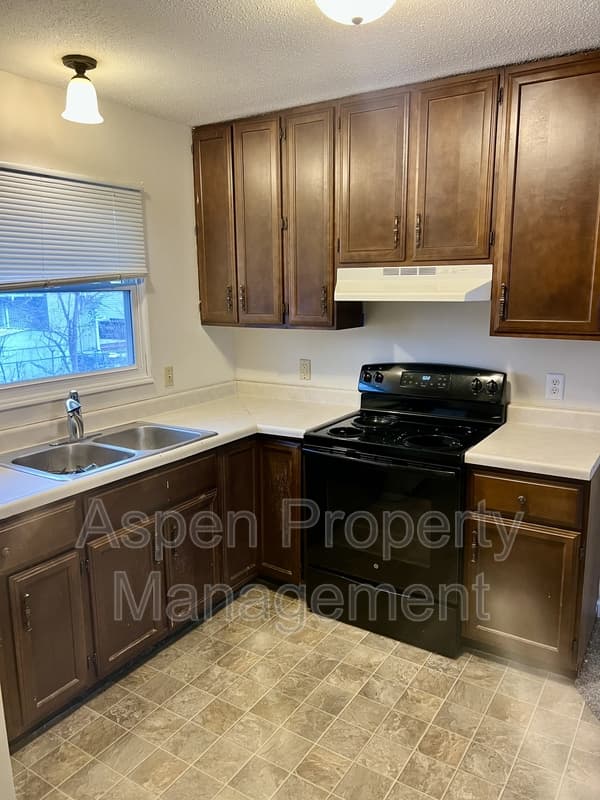 Burlington House: 2216 Piper Place