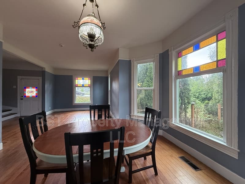 Silverton House: 1067 Oak Street - 1