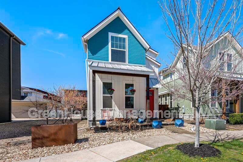 Bentonville House: 636 SW B ST