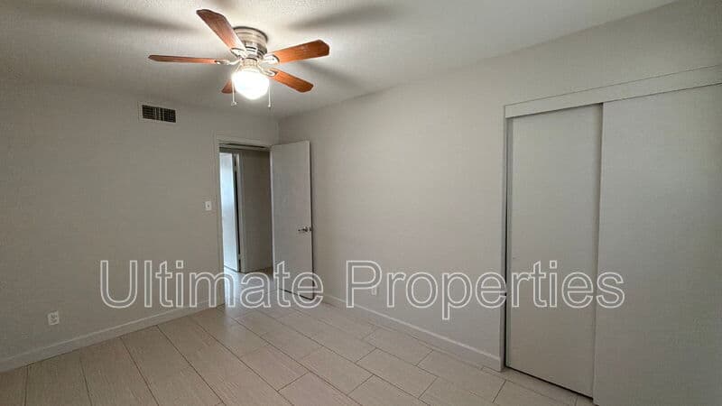 Glendale House: 6516 W Phelps Rd