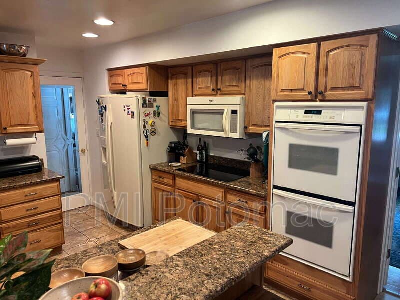Bowie House: 12618 Kavanaugh Ln