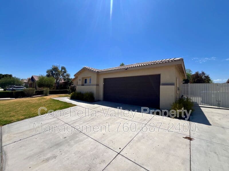 Indio House: 43209 Avenida Isabella