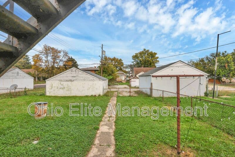 Columbus House: 370 S Chase Ave