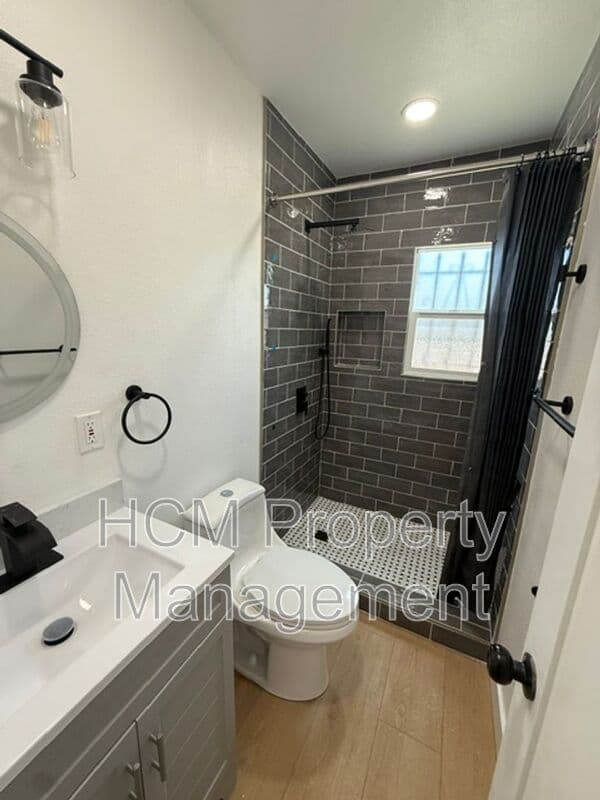 Long Beach House: 1048 Cedar Ave