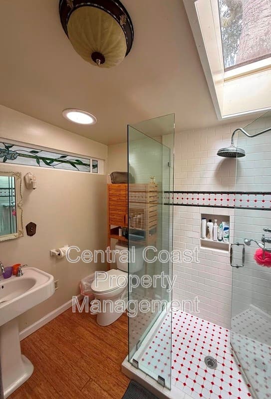 Pacific Grove House: 622 Congress Ave