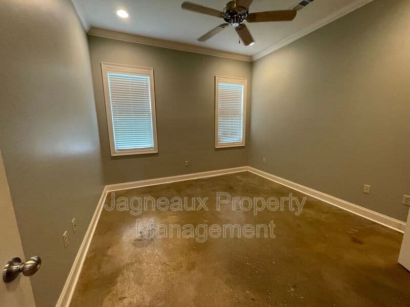Lafayette House: 107 Hargrave Dr