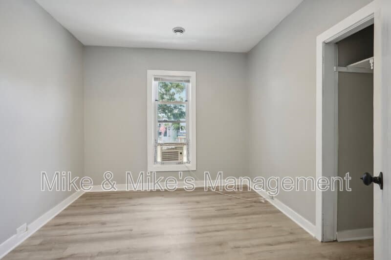 Milwaukee Condo: 506 E Linus St Uppr REAR
