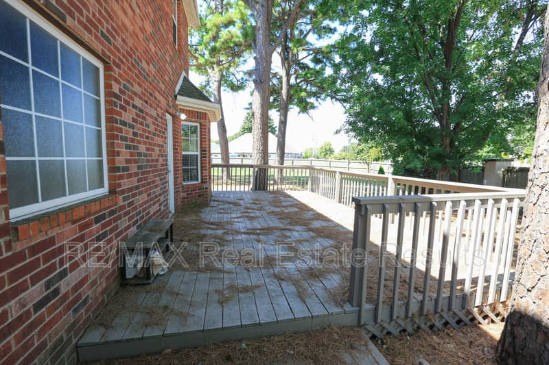 Rogers House: 5300 S 44th Pl