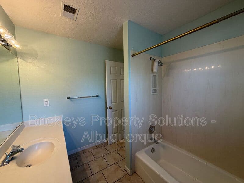 Albuquerque House: 6517 Glen Oak NE