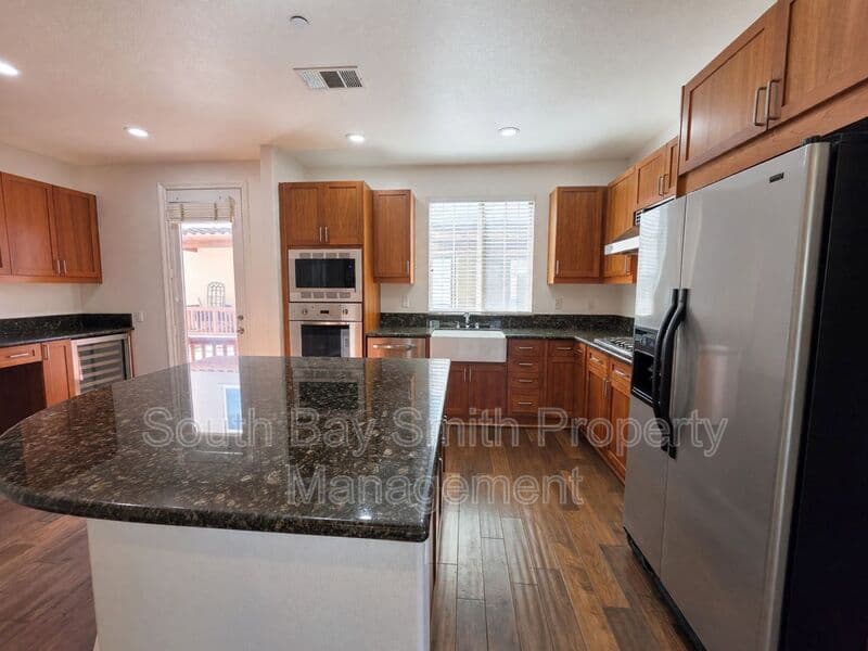 Redondo Beach Townhome: 84 Palos Verdes Blvd