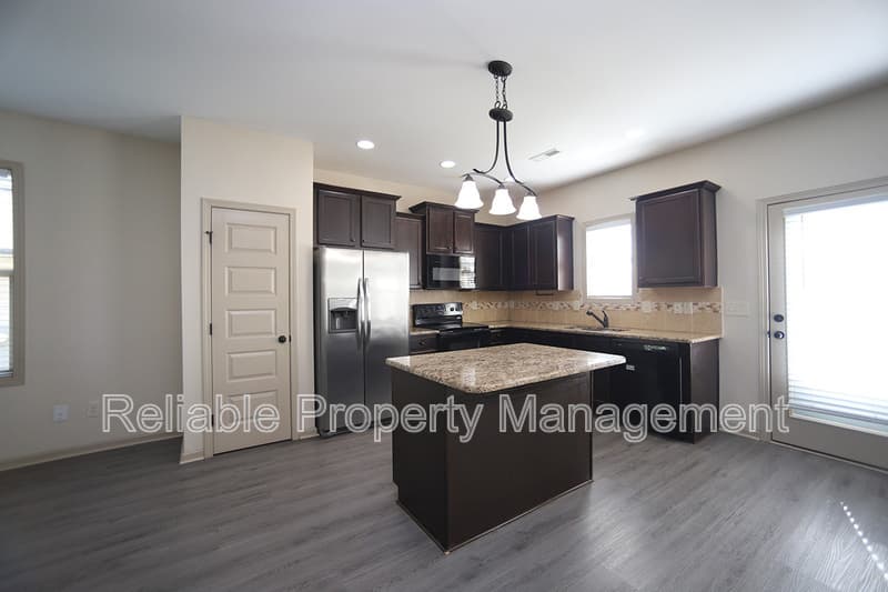 Clayton House: 198 Balboa Parkway