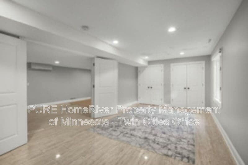 Edina House: 7420 Hyde Park Cir