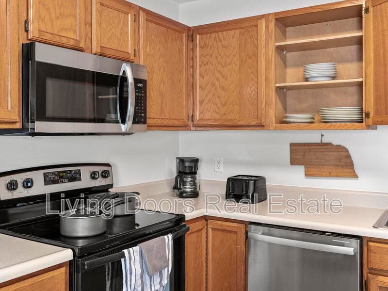 Lincoln House: 6935 Colby St