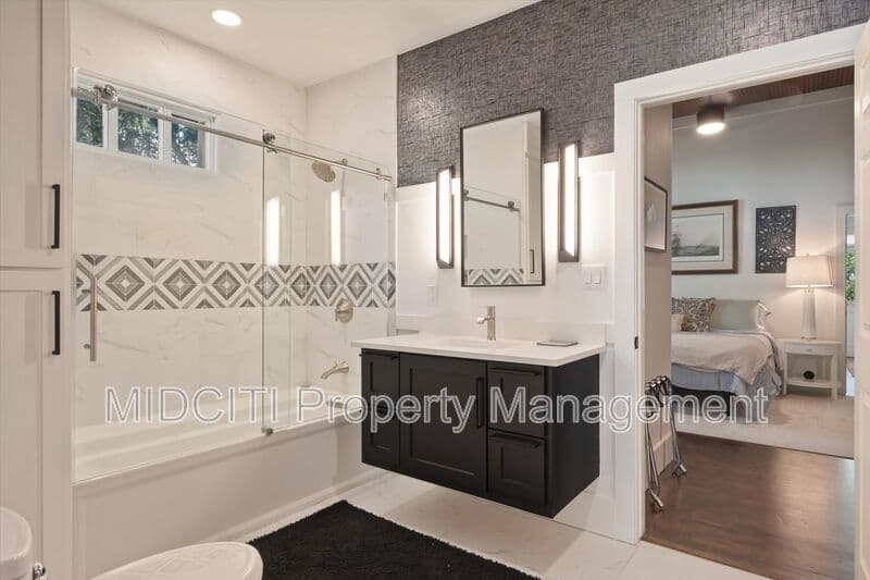 San Marcos House: 1017 W Hopkins St