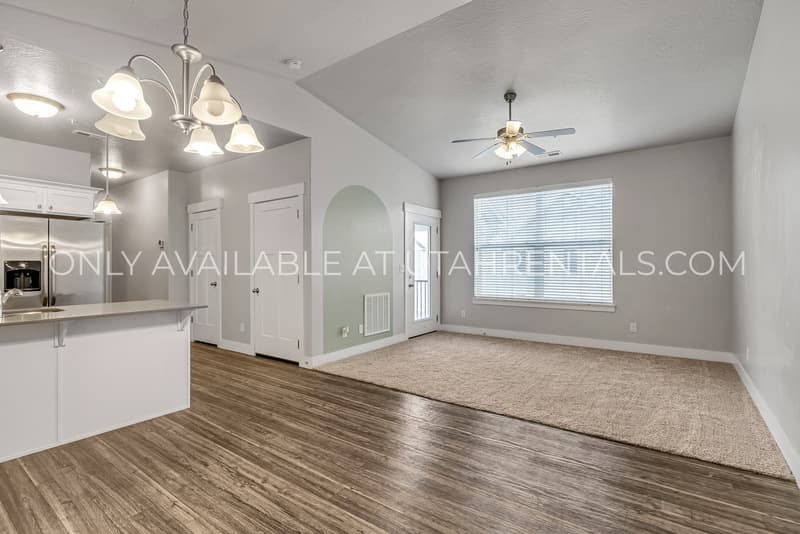Vineyard Condo: 42 W Silver Springs Dr