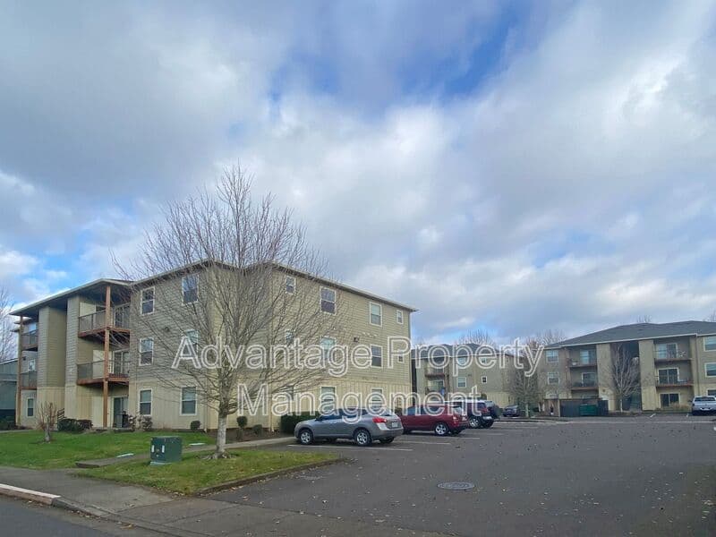 Monmouth House: 519 N Catron Place
