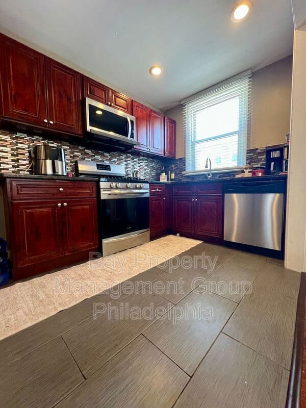 Lansdowne House: 317 Barker Ave